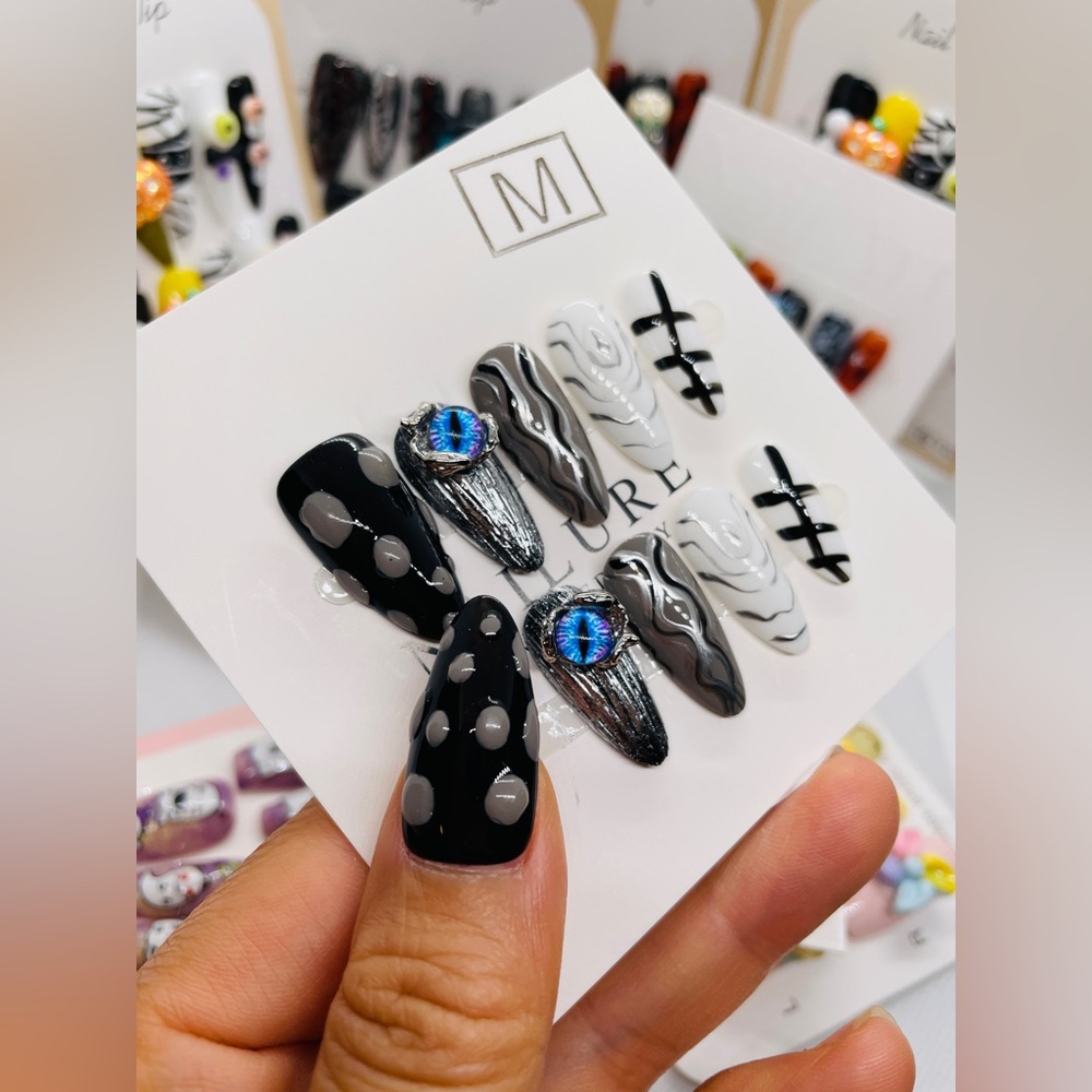 Custom made : only one of its kind.Black, silver and White Press-On Nails